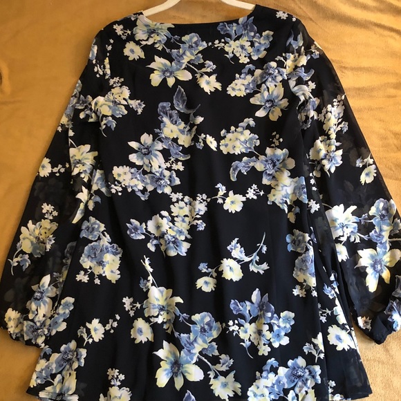 Floral Lace up Long sleeved Dress - Picture 6 of 6